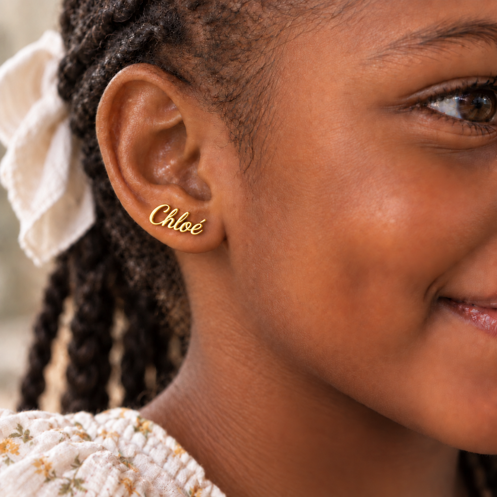 Boucles d’oreilles prénom personnalisées enfant écriture cursive – SIGNATURE CURSIVE simple porté doré