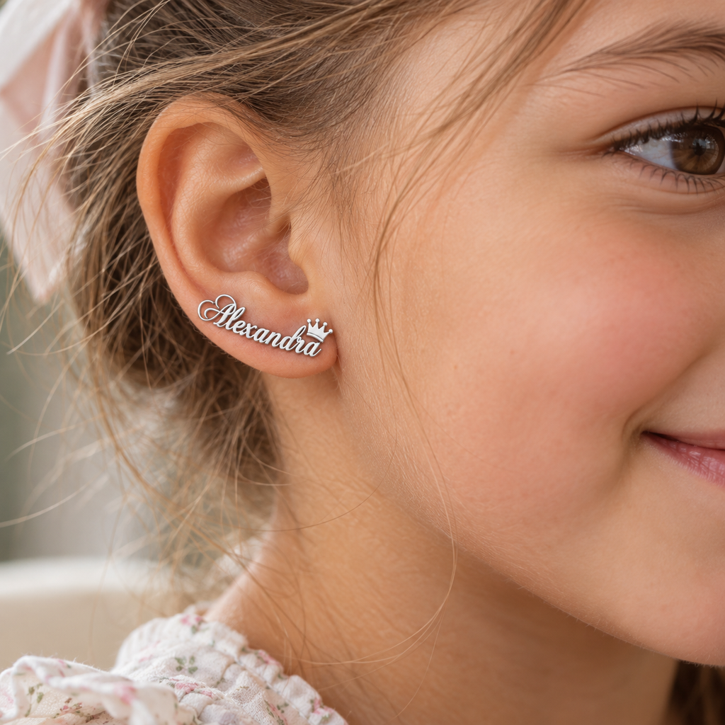Boucles d’oreilles prénom personnalisées enfant écriture cursive – SIGNATURE CURSIVE couronne argenté porté