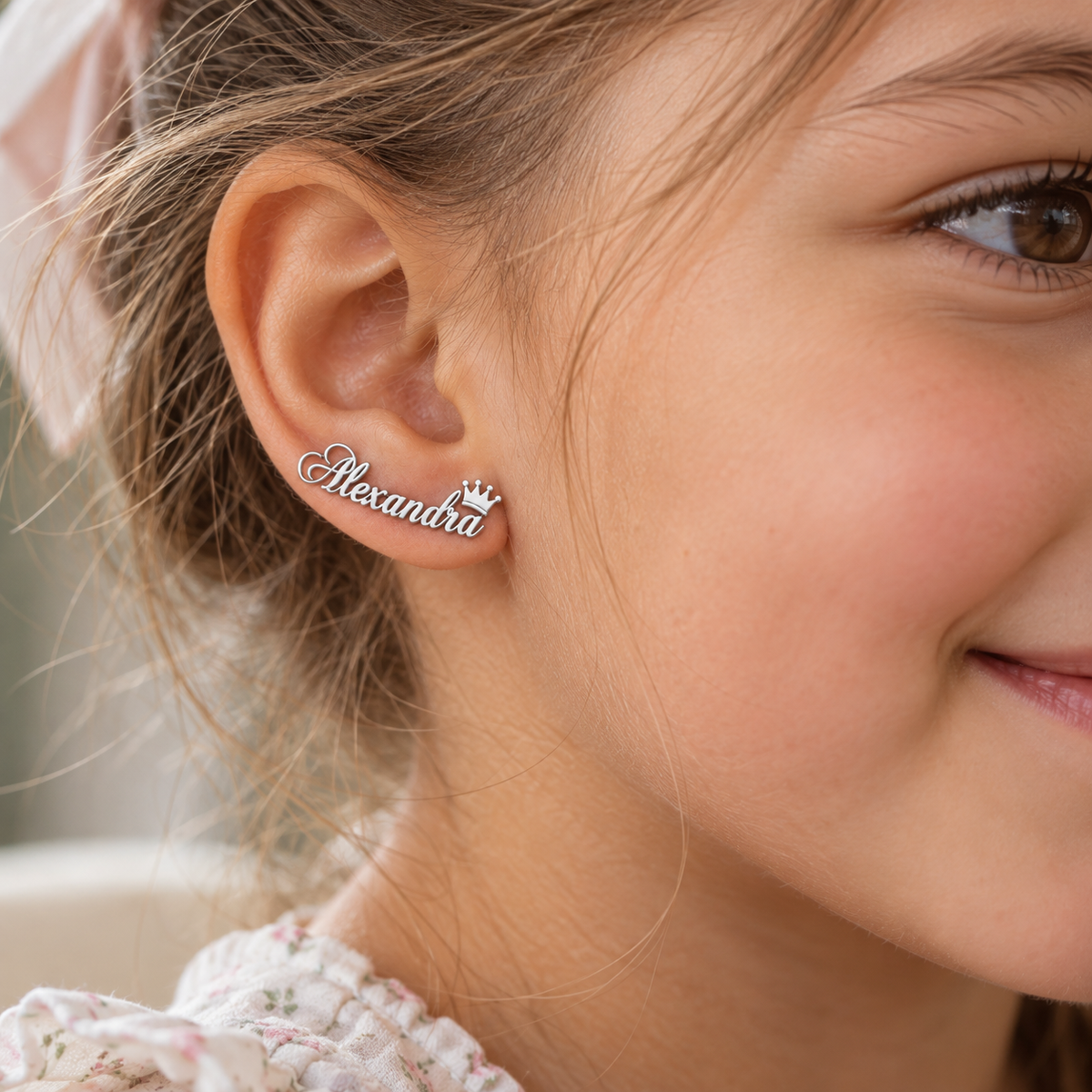 Boucles d’oreilles prénom personnalisées enfant écriture cursive – SIGNATURE CURSIVE couronne argenté porté