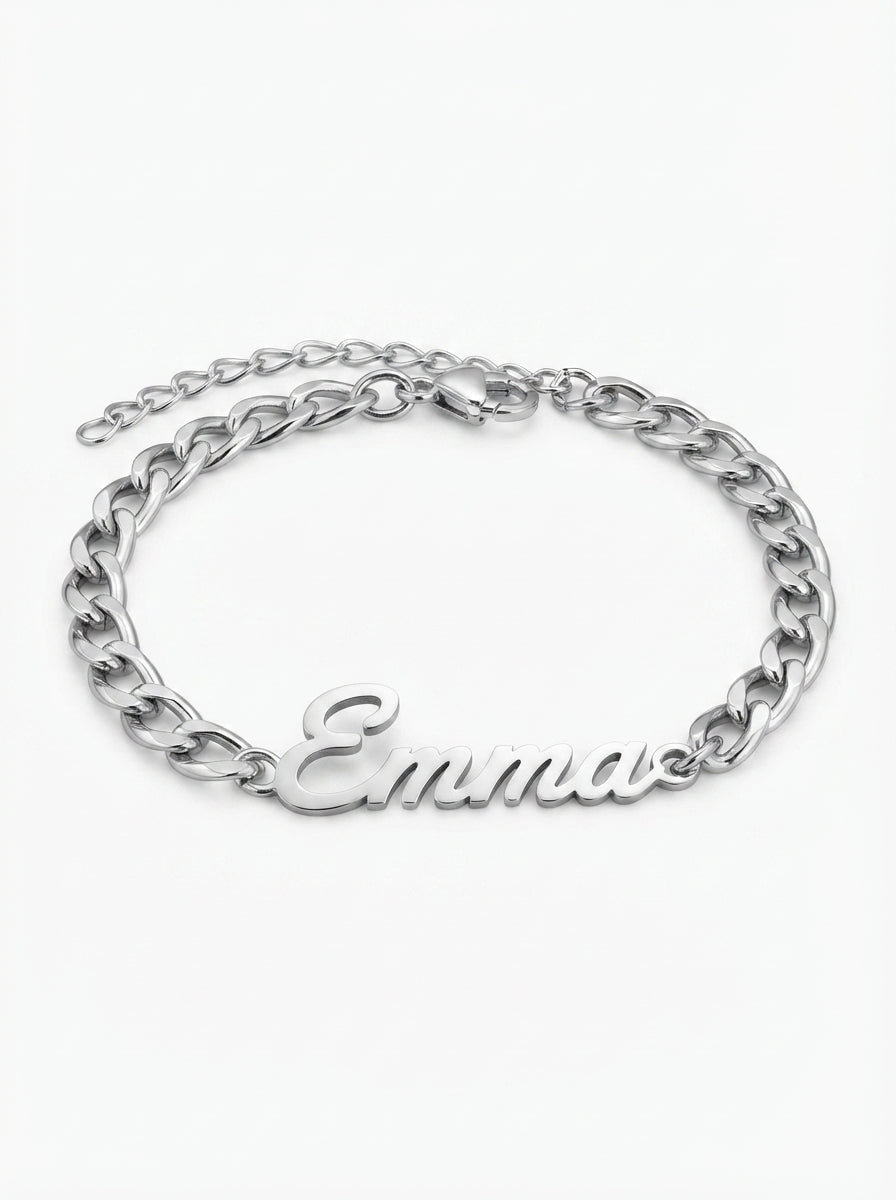 Bracelet prénom personnalisé modèle Emma argenté sur fond blanc
