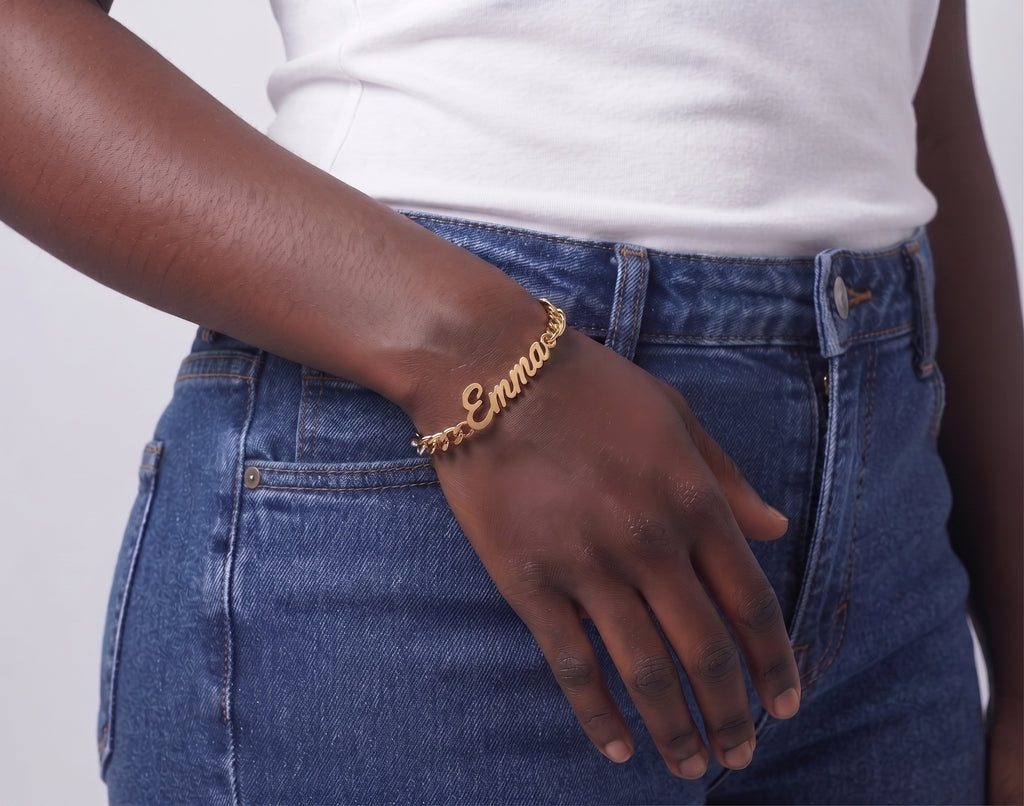 Bracelet prénom personnalisé modèle Emma doré porté au poignet