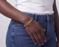 Bracelet prénom personnalisé modèle Emma doré porté au poignet