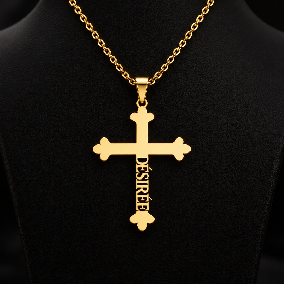 Collier croix ÉLÉVATION doré avec prénom personnalisé intégré verticalement fond noir