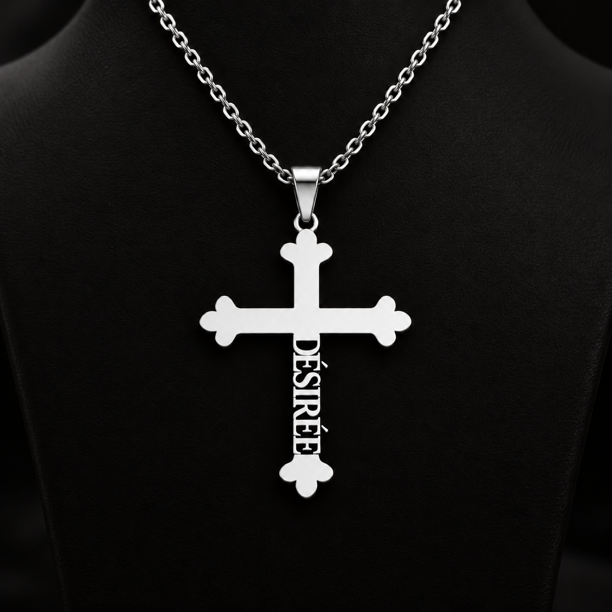 Collier croix ÉLÉVATION argenté avec prénom personnalisé intégré verticalement fond noir