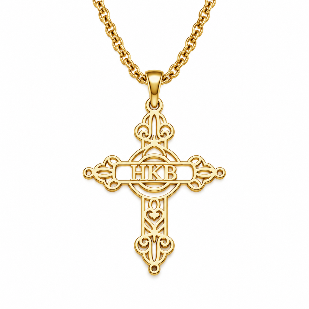 Collier croix INITIALES doré personnalisé avec lettres HKB porté par homme et femme fond blanc