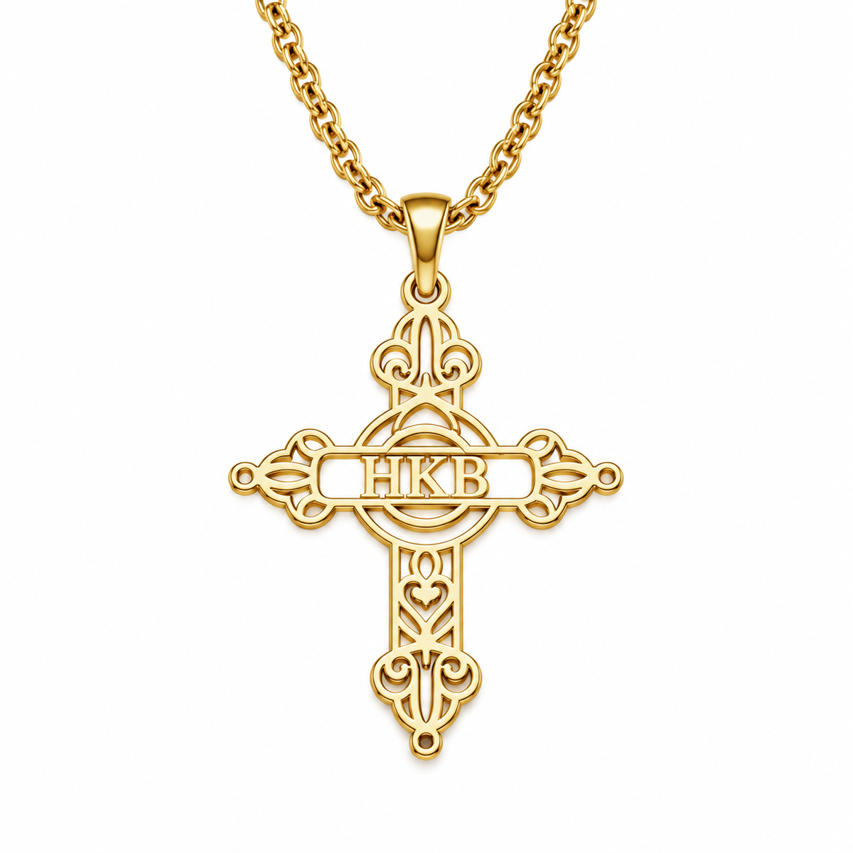 Collier croix INITIALES doré personnalisé avec lettres HKB porté par homme et femme fond blanc