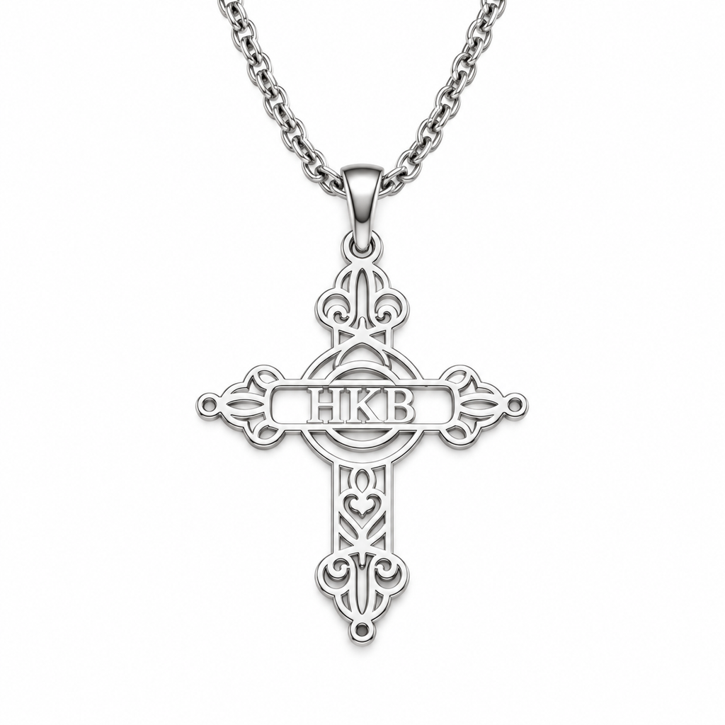 Collier croix INITIALES argenté personnalisé avec lettres HKB porté par homme et femme fond blanc
