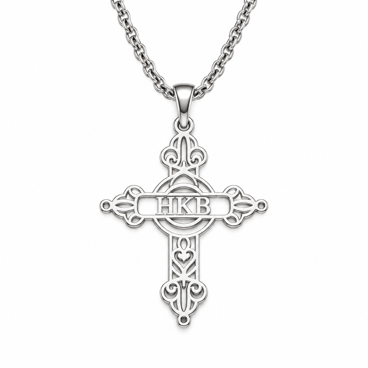 Collier croix INITIALES argenté personnalisé avec lettres HKB porté par homme et femme fond blanc
