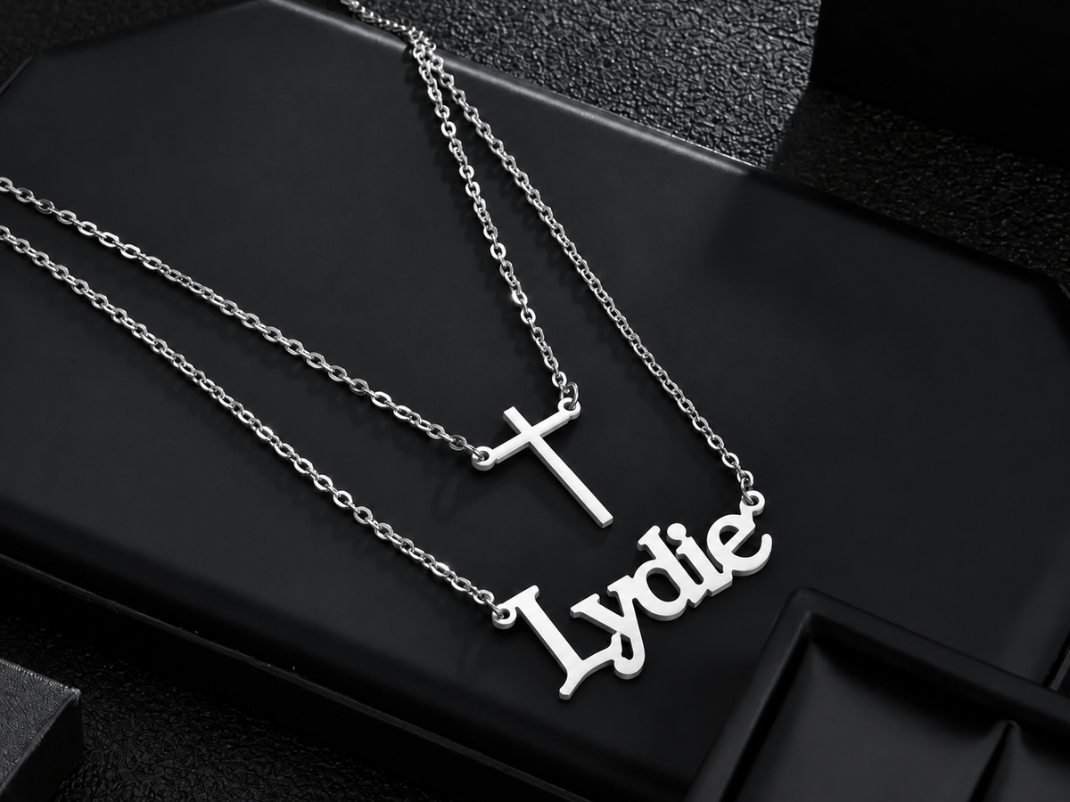 Collier LUMIÈRE argenté avec croix fixe et prénom Lydie personnalisé fond noir
