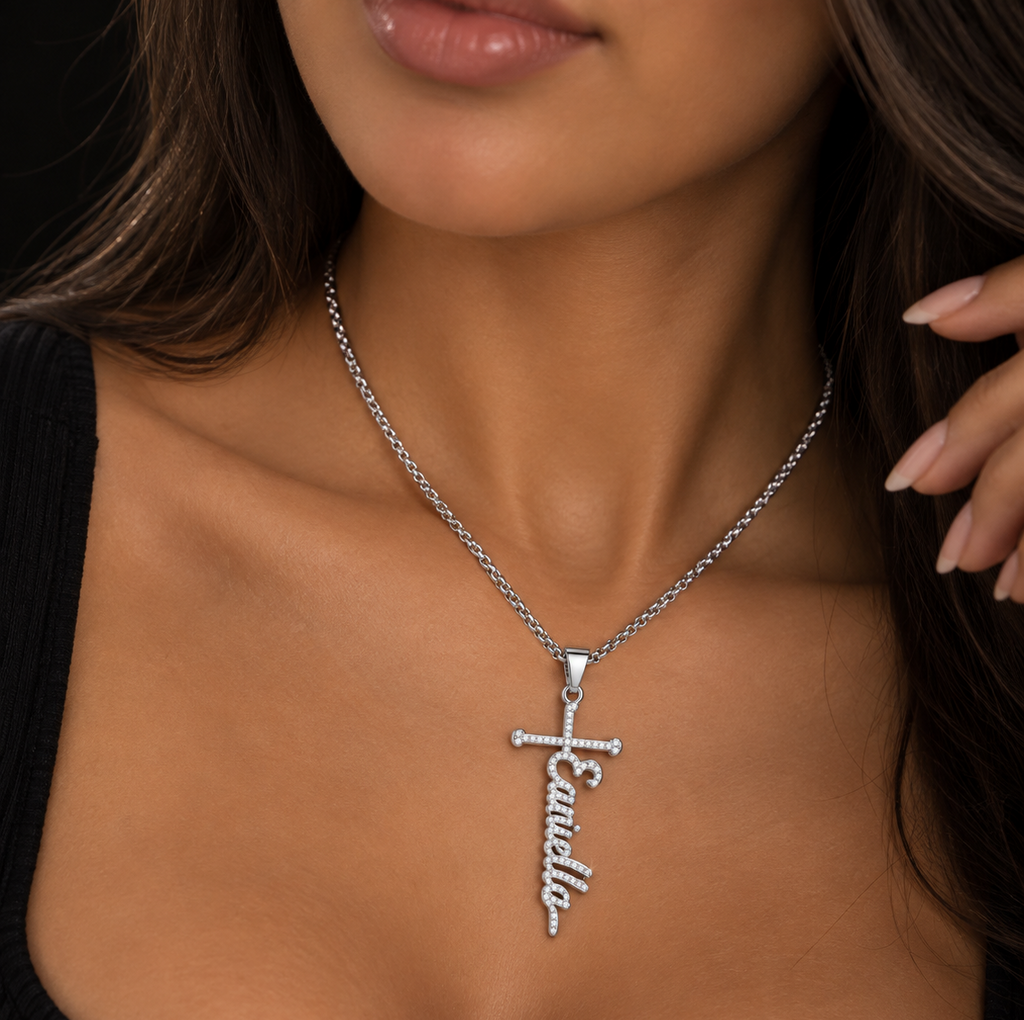 Collier GRÂCE argenté avec croix ornée de pierres et prénom personnalisé porté
