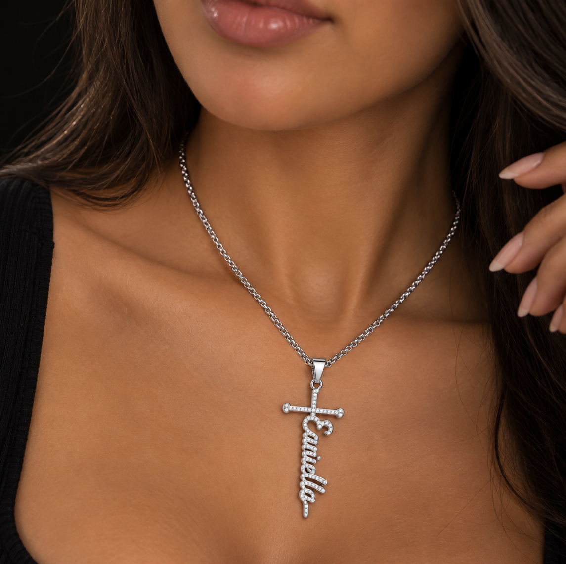 Collier GRÂCE argenté avec croix ornée de pierres et prénom personnalisé porté