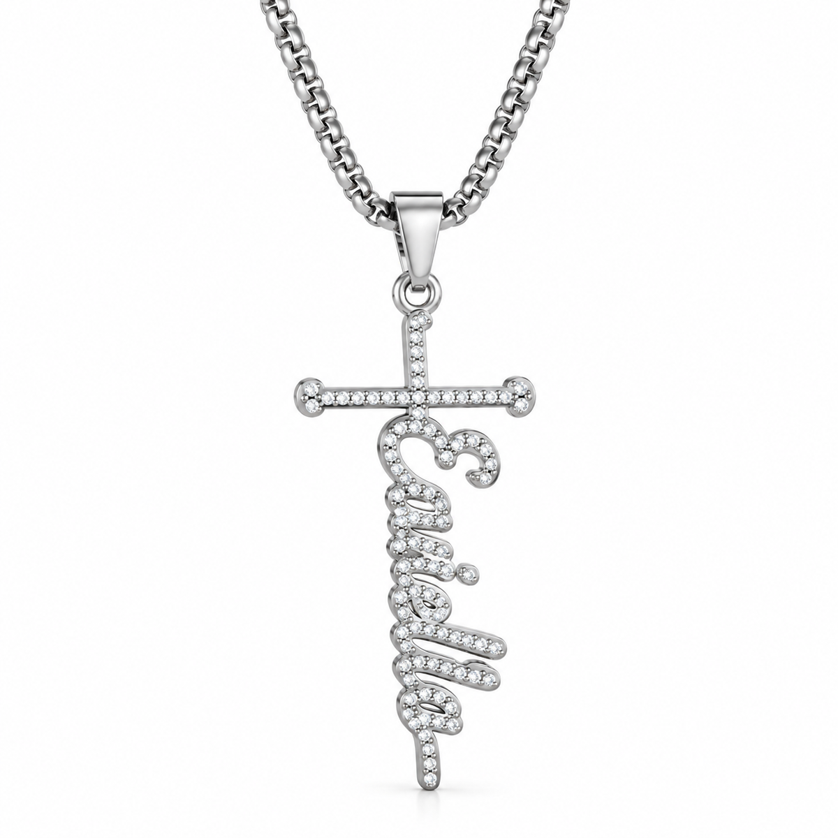 Collier GRÂCE argenté avec croix ornée de pierres et prénom personnalisé fond blanc