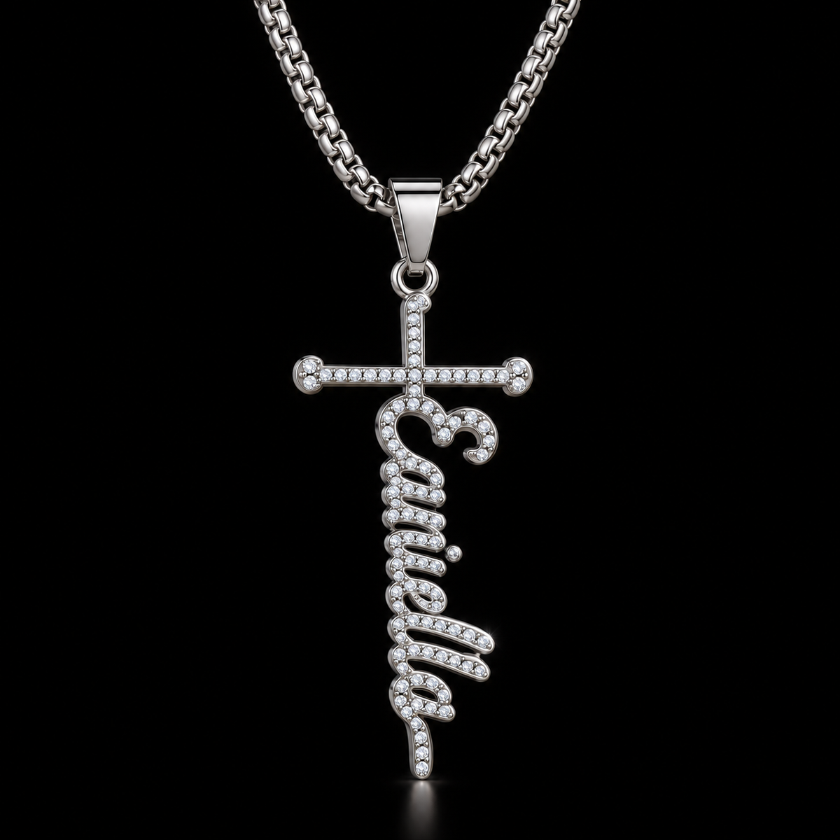 Collier GRÂCE argenté avec croix ornée de pierres et prénom personnalisé fond noir