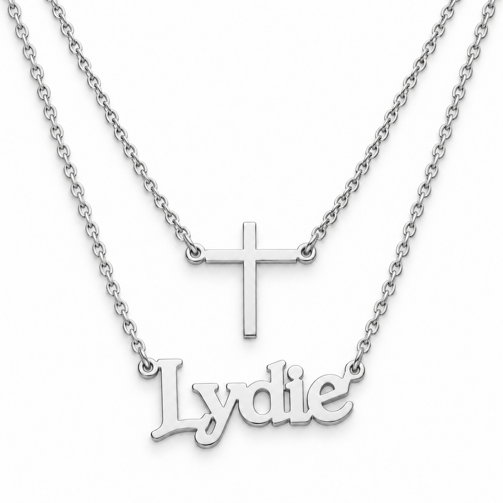 Collier LUMIÈRE argenté avec croix fixe et prénom Lydie personnalisé fond blanc