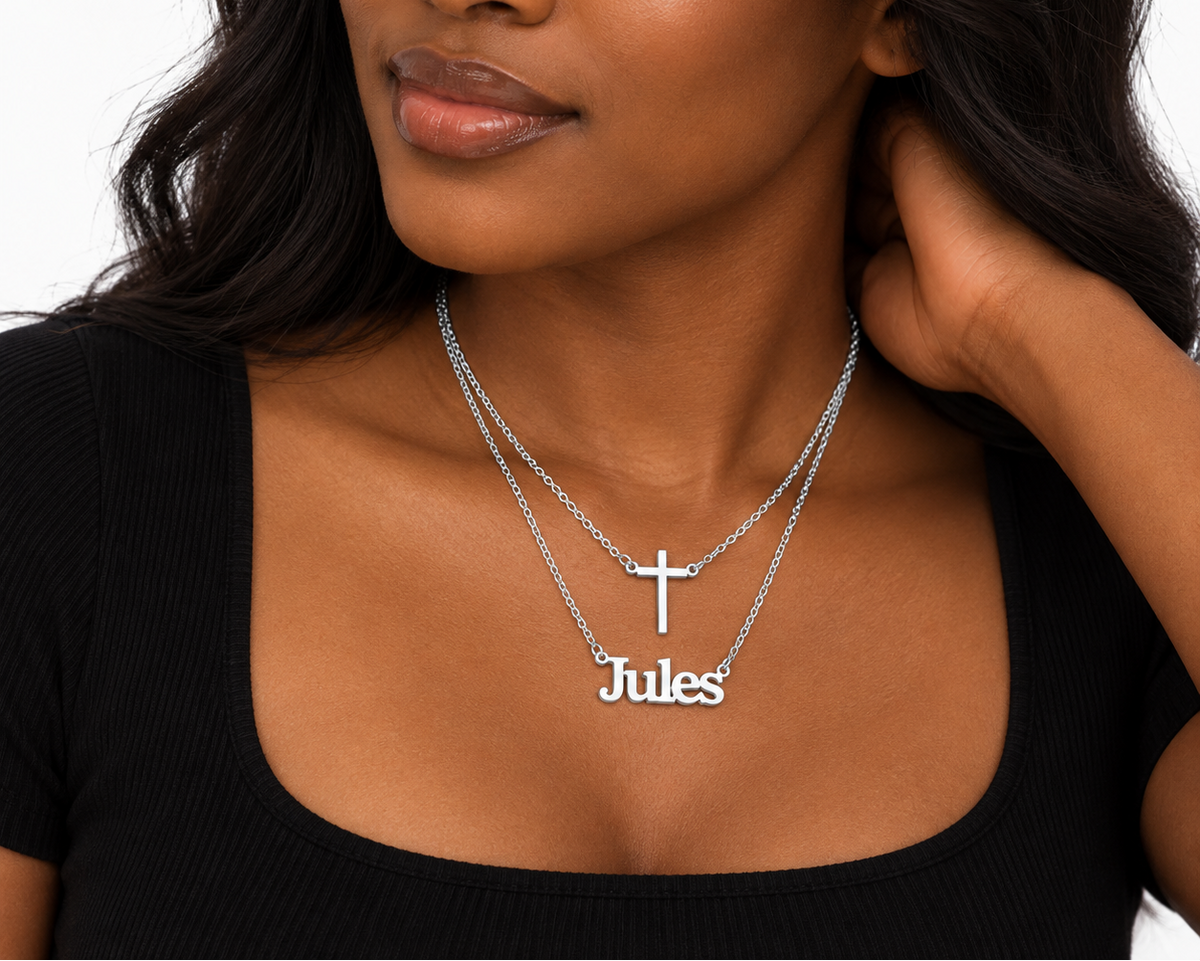 Collier LUMIÈRE argenté avec croix fixe et prénom Lydie personnalisé porté