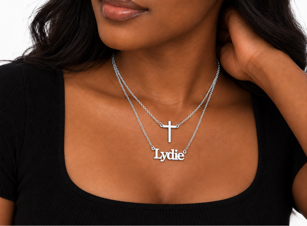 Collier LUMIÈRE argenté avec croix fixe et prénom Lydie personnalisé porté