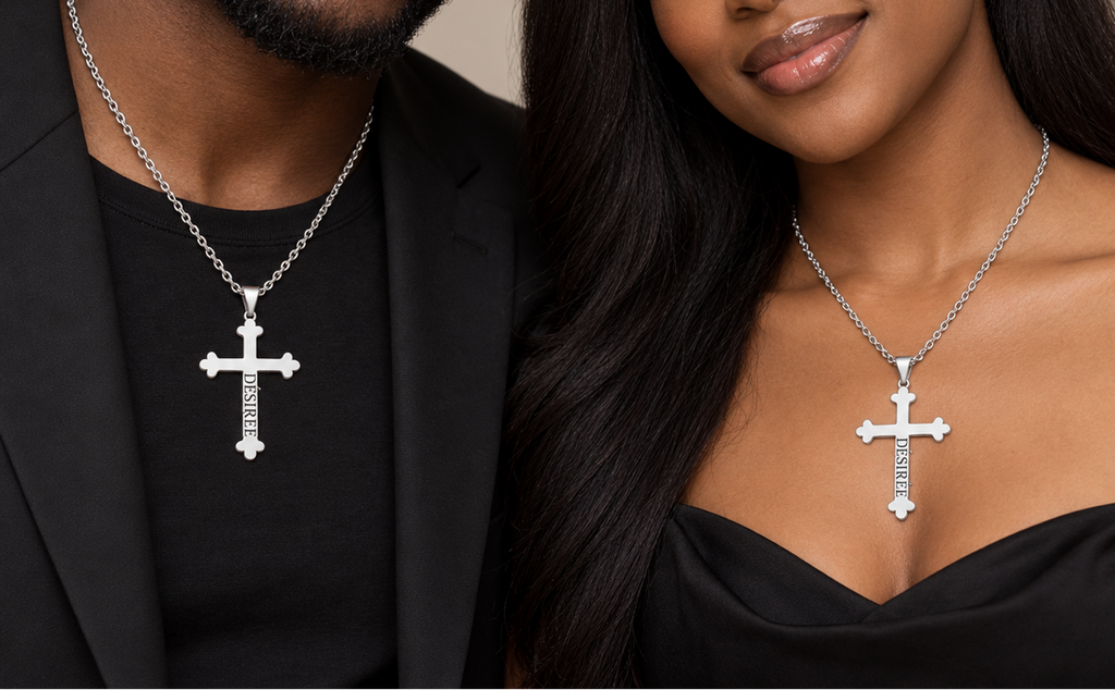 Collier croix ÉLÉVATION argenté personnalisé avec prénom porté par un homme et une femme