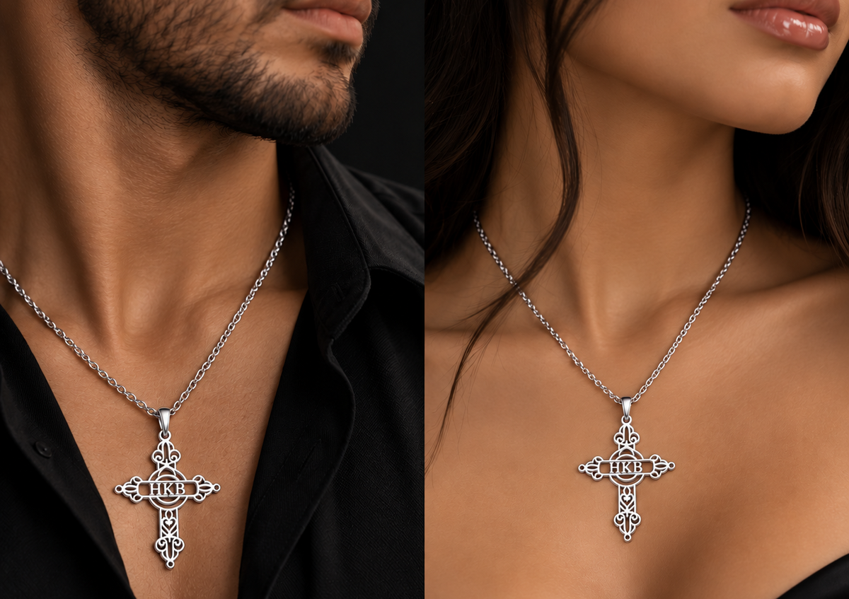 Collier croix INITIALES argenté personnalisé avec lettres HKB porté par homme et femme