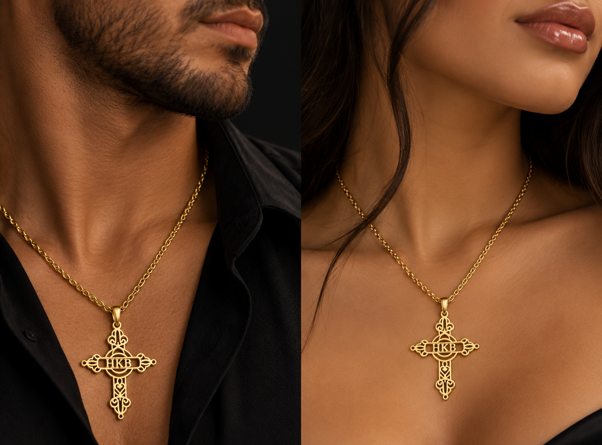 Collier croix INITIALES doré personnalisé avec lettres HKB porté par homme et femme porté