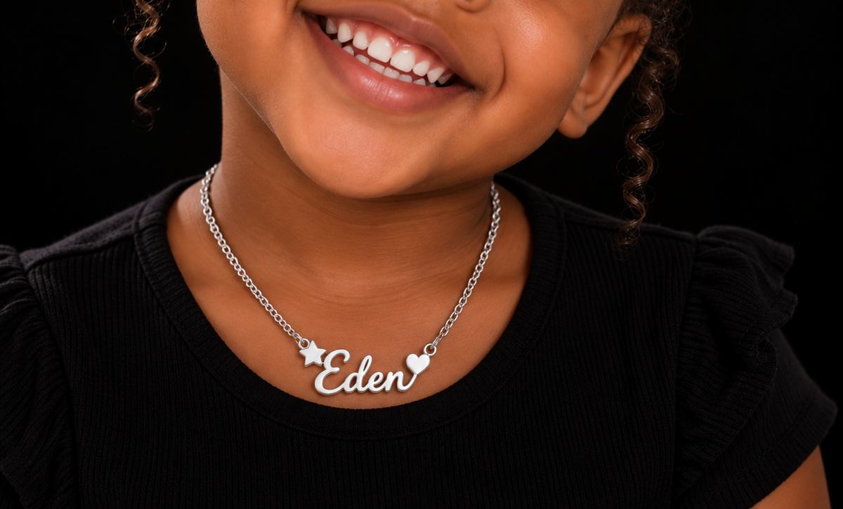 Collier prénom personnalisé enfant avec étoile et cœur – TRÉSOR argenté porté