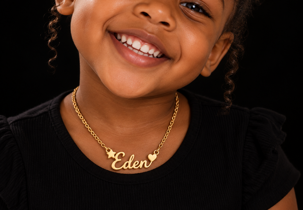 Collier prénom personnalisé enfant avec étoile et cœur – TRÉSOR porté doré