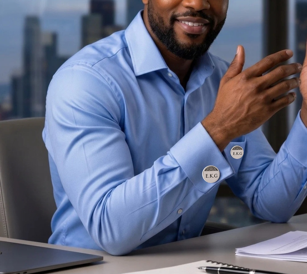 Bouton de manchette et pin’s personnalisés EMPREINTE  argenté assortis  portés sur une chemise bleue