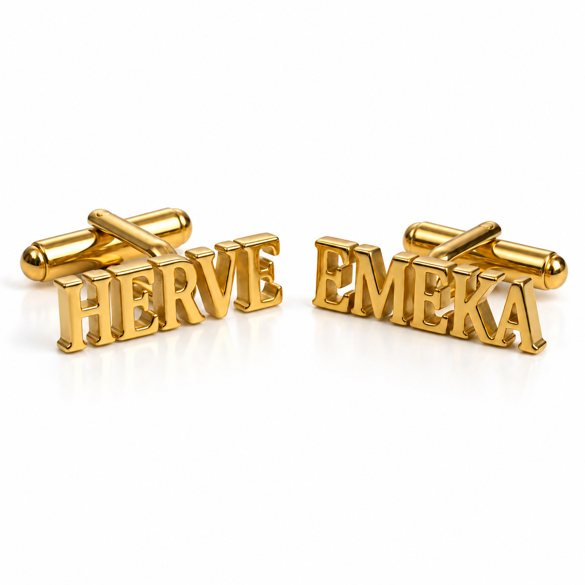 Boutons de manchette UNIQUE dorés personnalisés avec prénoms HERVÉ et EMEKA sur fond blanc