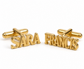 Boutons de manchette UNION doré personnalisés avec les prénoms SARA et FRANCIS  sur fond blanc