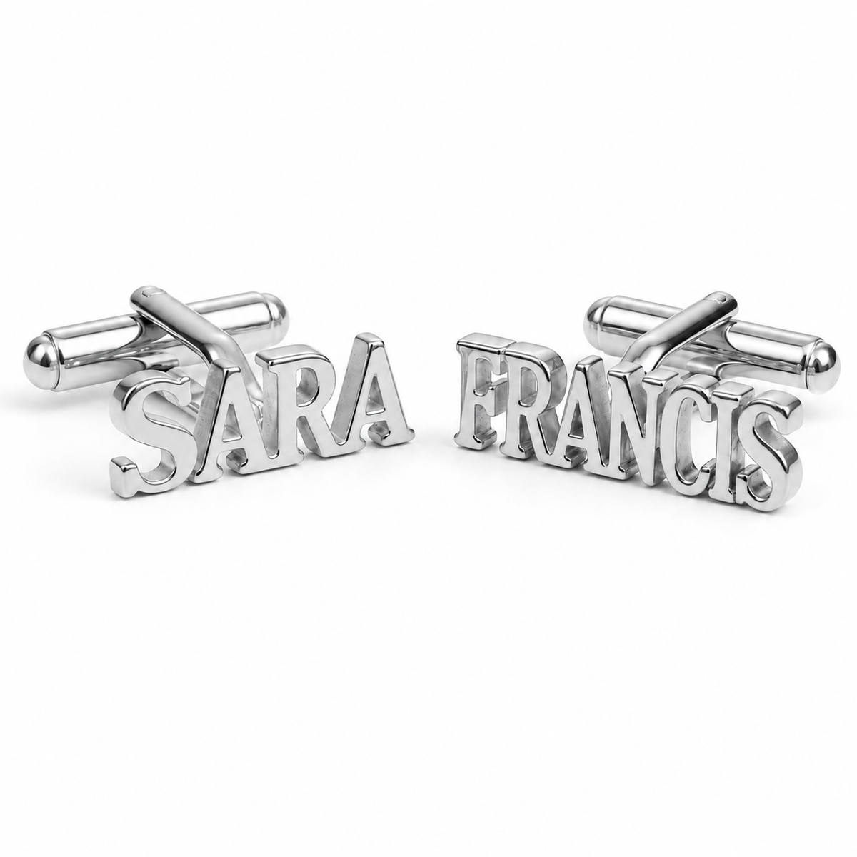 Boutons de manchette UNION argenté personnalisés avec les prénoms SARA et FRANCIS  sur fond blanc