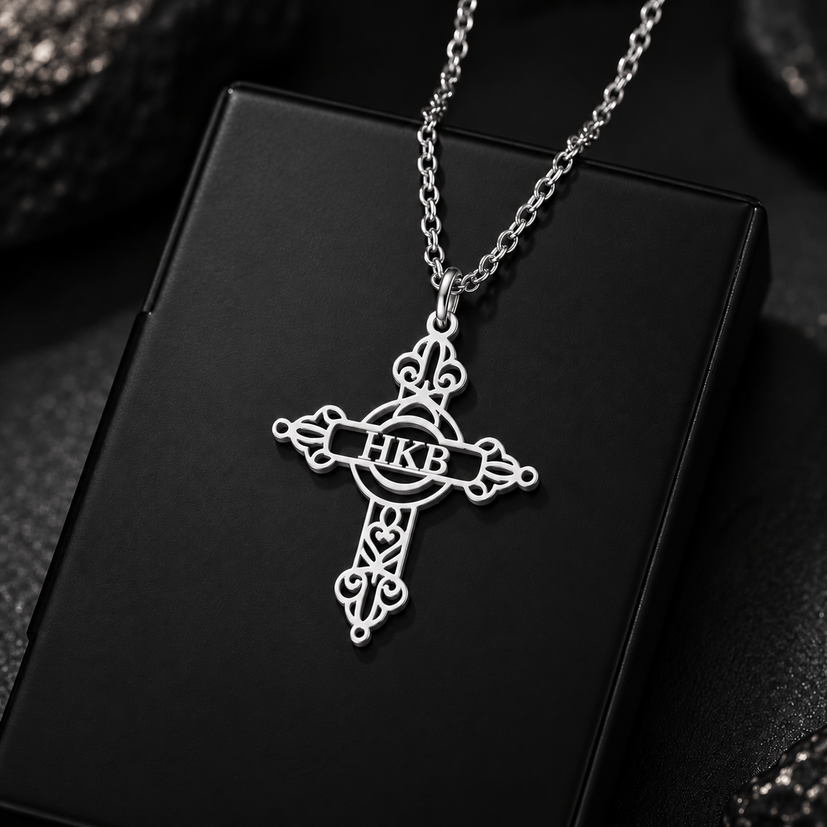 Collier croix INITIALES doré personnalisé avec lettres HKB porté par homme et femme fond noir