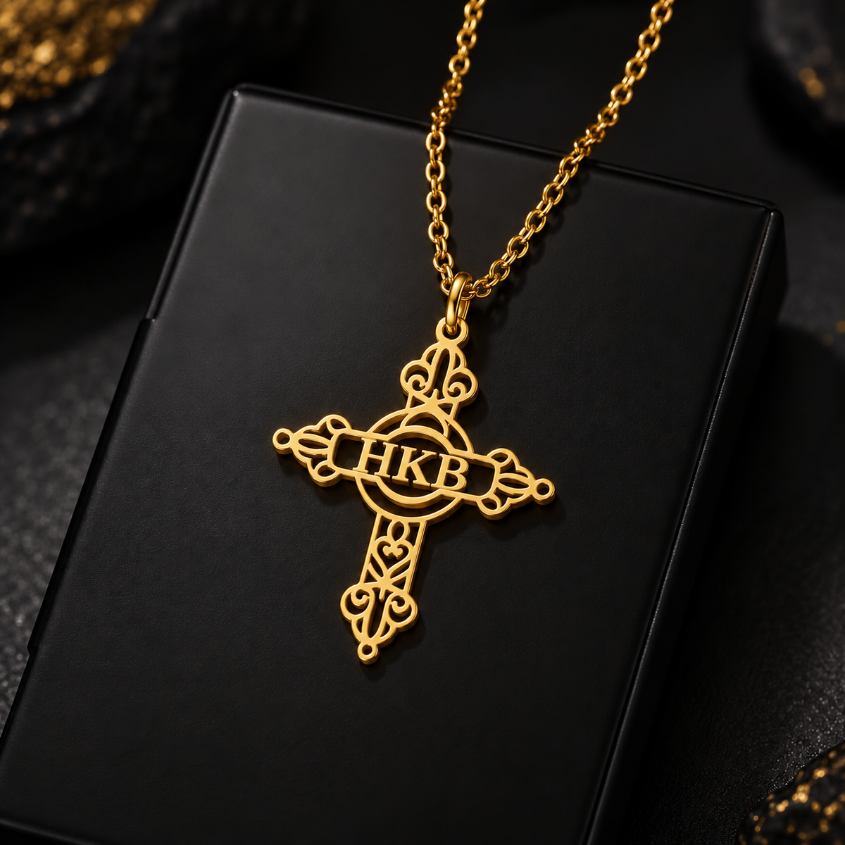 Collier croix INITIALES doré personnalisé avec lettres HKB porté par homme et femme fond noir