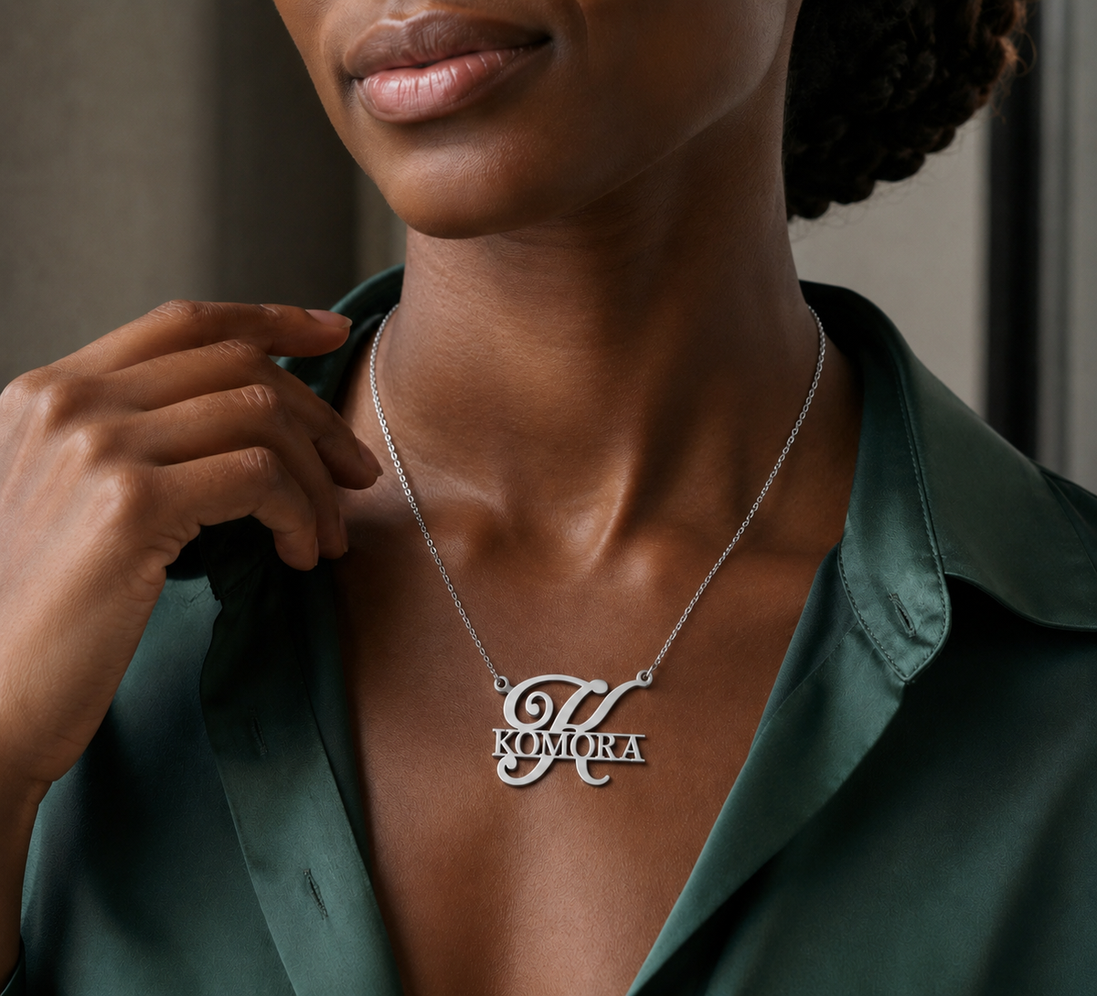 Collier Komora personnalisé argenté porté par une femme
