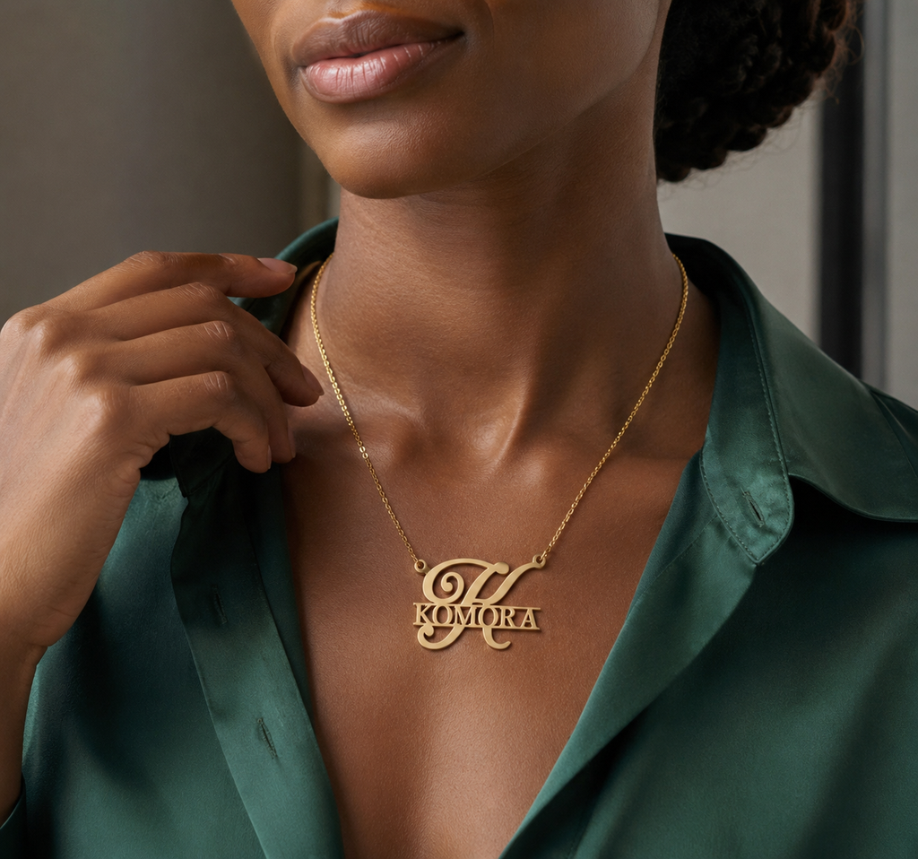 Collier KOMORA personnalisé doré porté par une femme