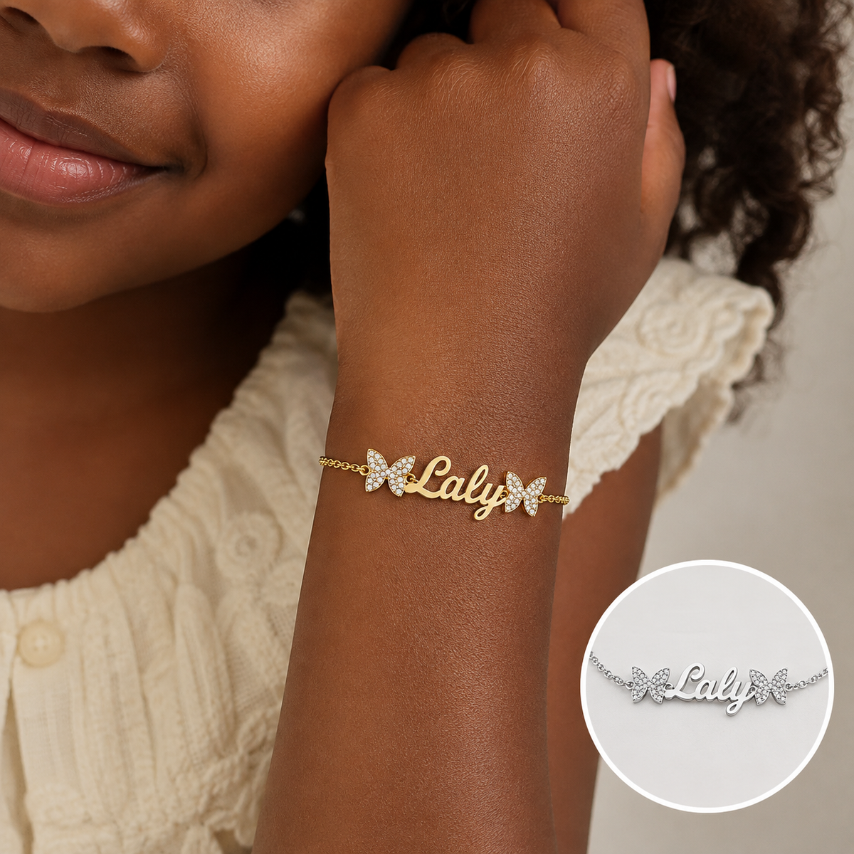 Bracelet prénom personnalisé fille avec deux papillons scintillants – modèle Laly fond porté doré