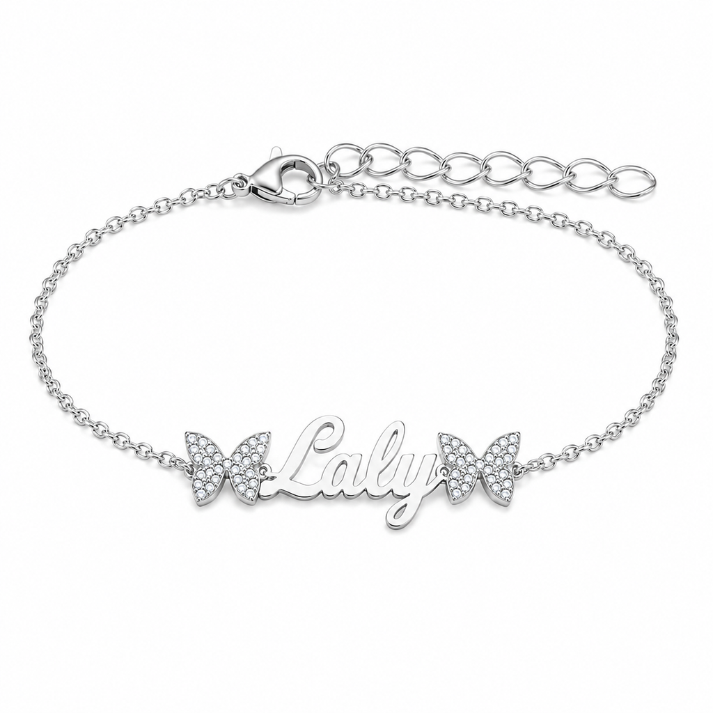 Bracelet prénom personnalisé fille avec deux papillons scintillants – modèle Laly fond blanc argenté