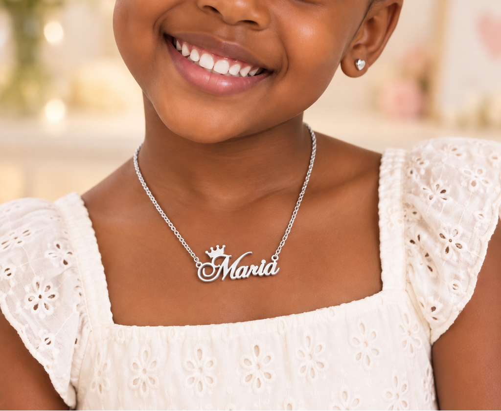 Collier prénom personnalisé fille avec couronne – PRINCESSE modèle Maria argenté porté