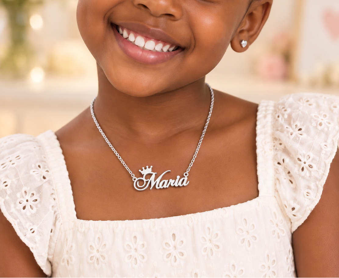 Collier prénom personnalisé fille avec couronne – PRINCESSE modèle Maria argenté porté