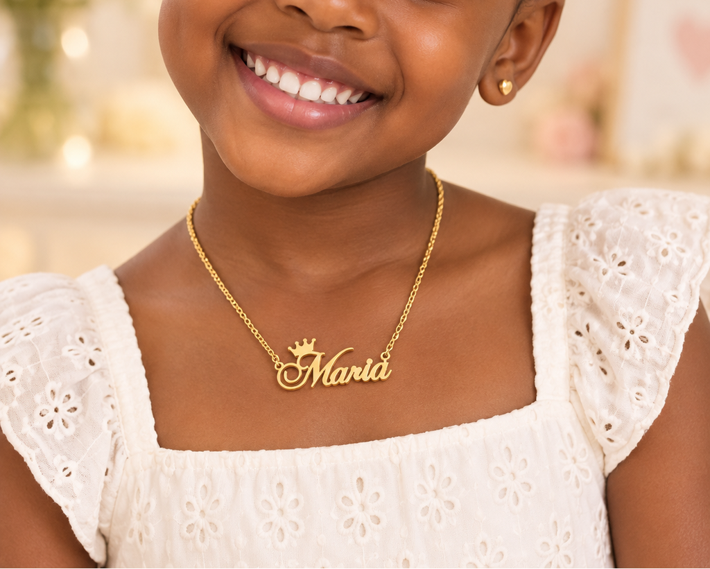 Collier prénom personnalisé fille avec couronne – PRINCESSE modèle Maria doré porté