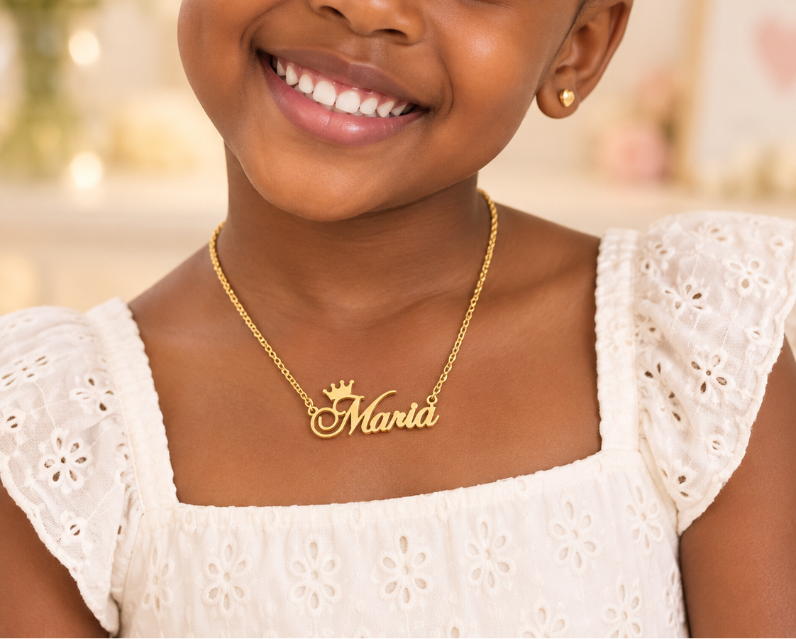 Collier prénom personnalisé fille avec couronne – PRINCESSE modèle Maria doré porté