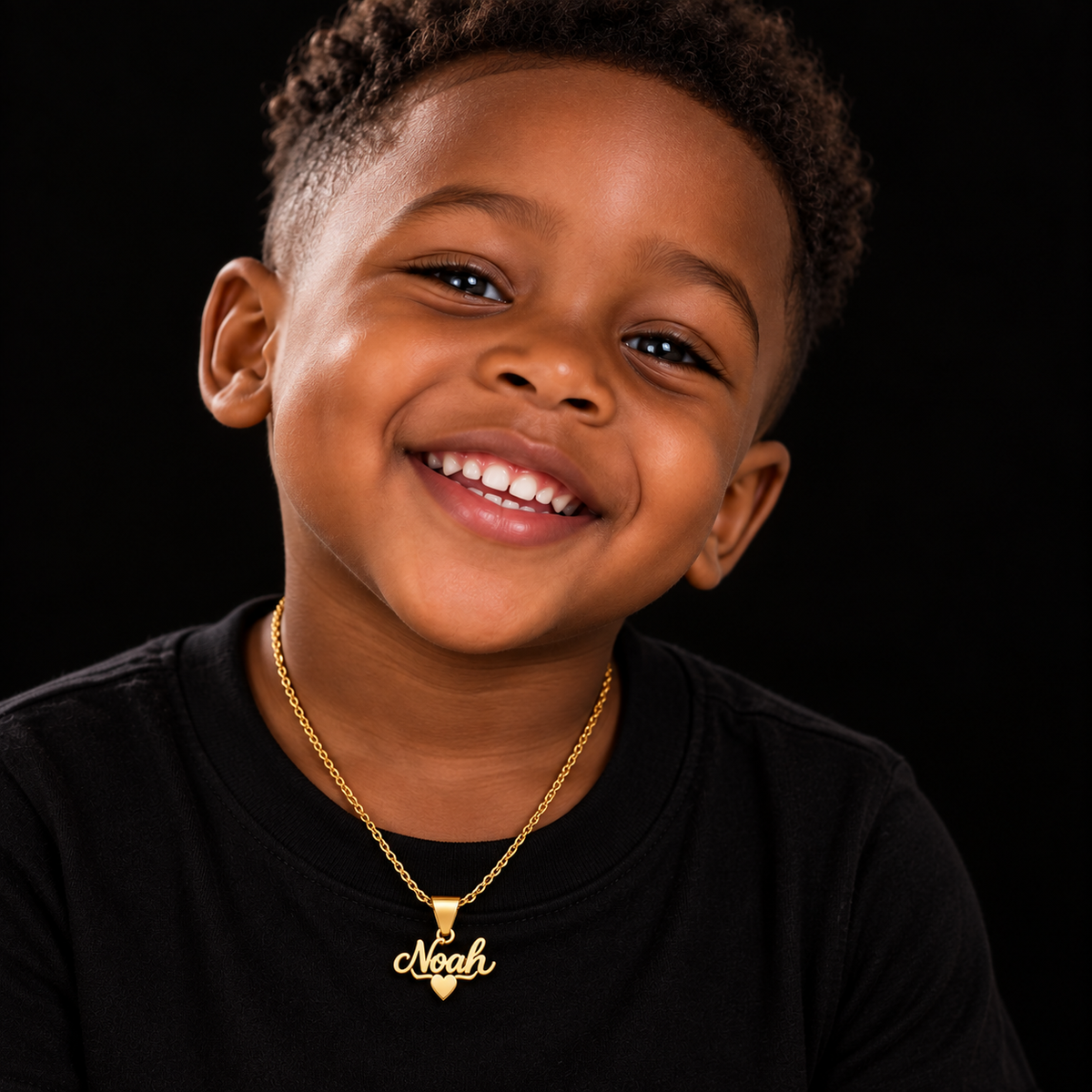 Enfant portant le collier prénom personnalisé SMILE avec cœur doré