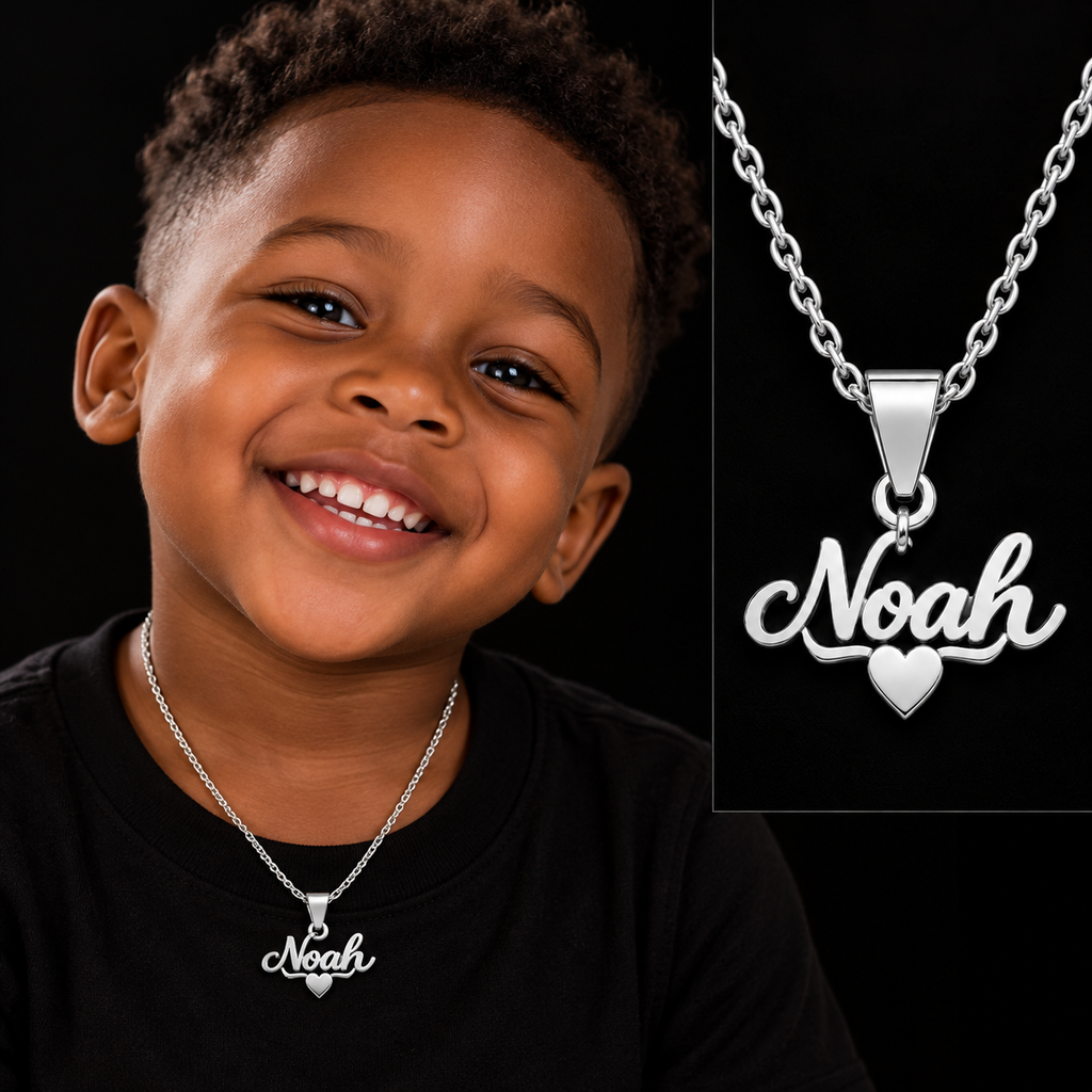 Enfant portant le collier prénom personnalisé SMILE avec cœur argenté