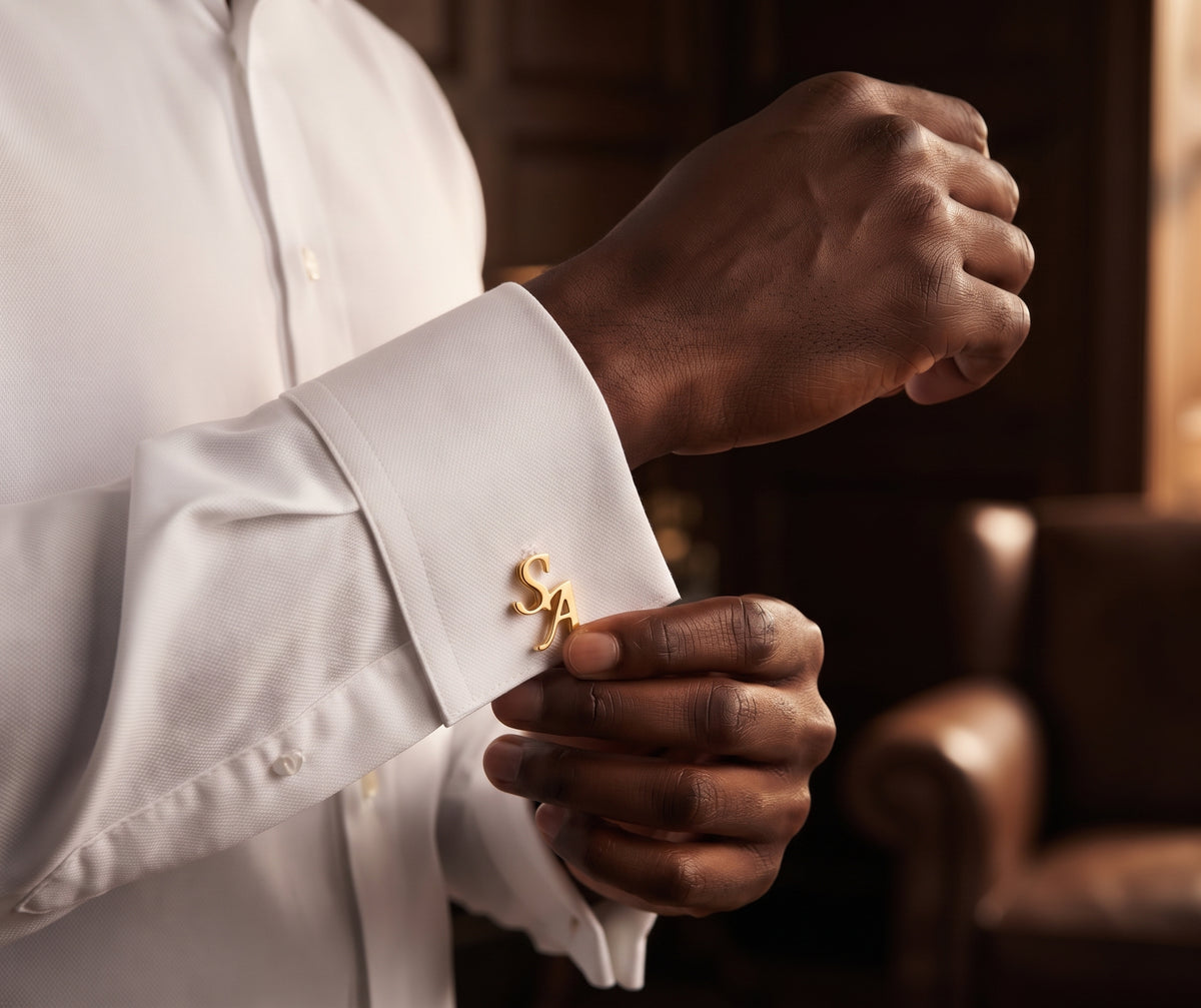 Boutons de manchette ALLURE dorés personnalisés avec initiales entrelacées doré porté seul