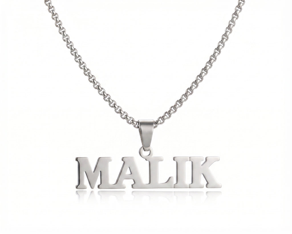 Collier prénom personnalisé MALIK argenté en acier inoxydable sur fond blanc