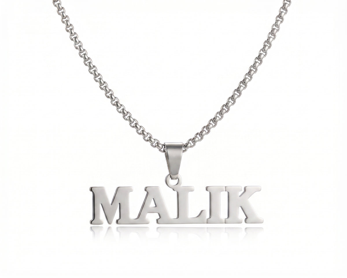 Collier prénom personnalisé MALIK argenté en acier inoxydable sur fond blanc