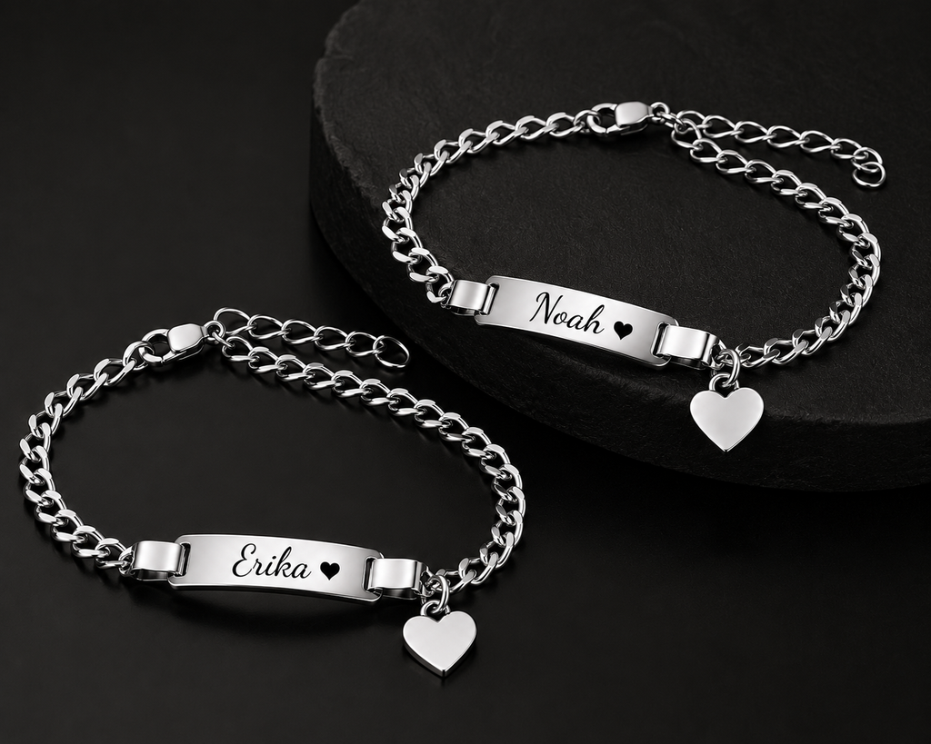 Bracelet enfant personnalisé Noah et Erika argenté avec pendentif cœur fond noir