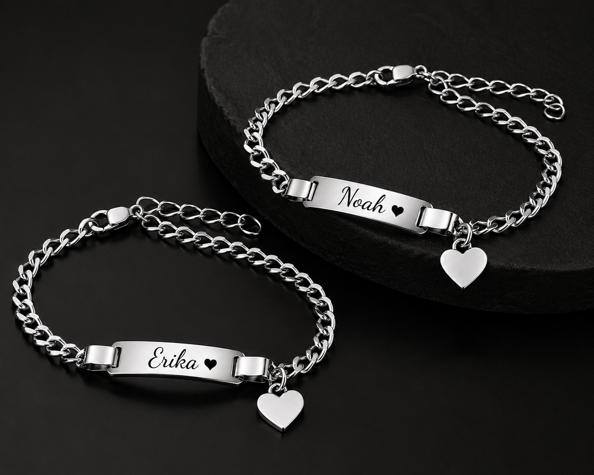 Bracelet enfant personnalisé Noah et Erika argenté avec pendentif cœur fond noir
