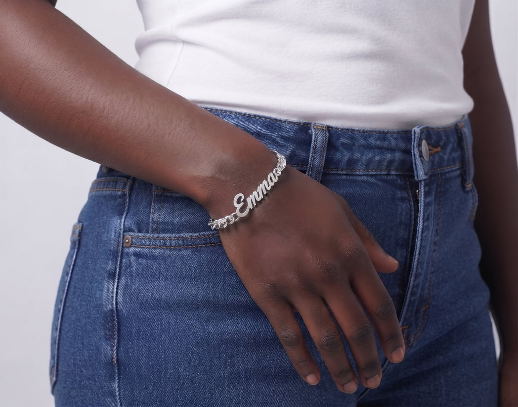 Bracelet prénom personnalisé modèle Emma argenté porté au poignet