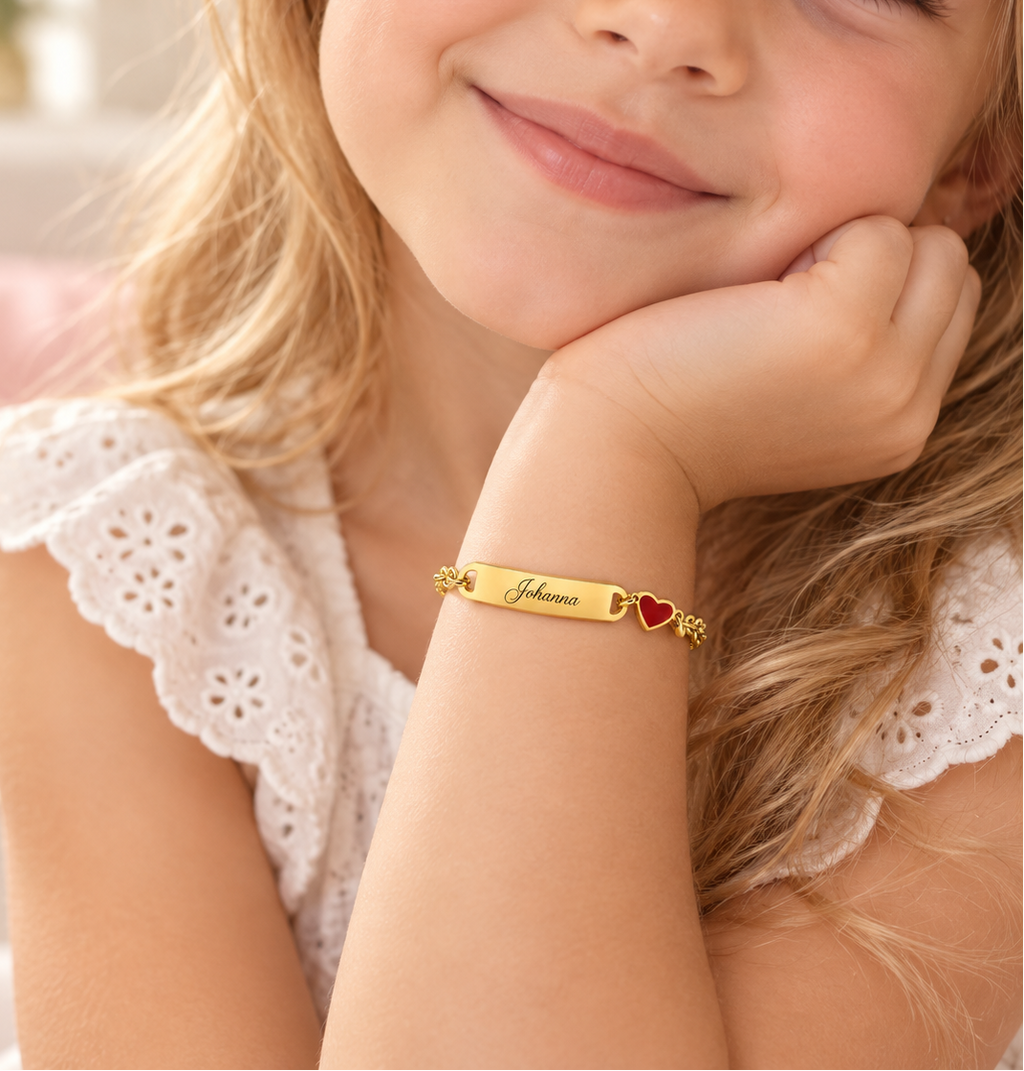 Bracelet prénom personnalisé fille avec cœur rouge – modèle Johanna doré porté