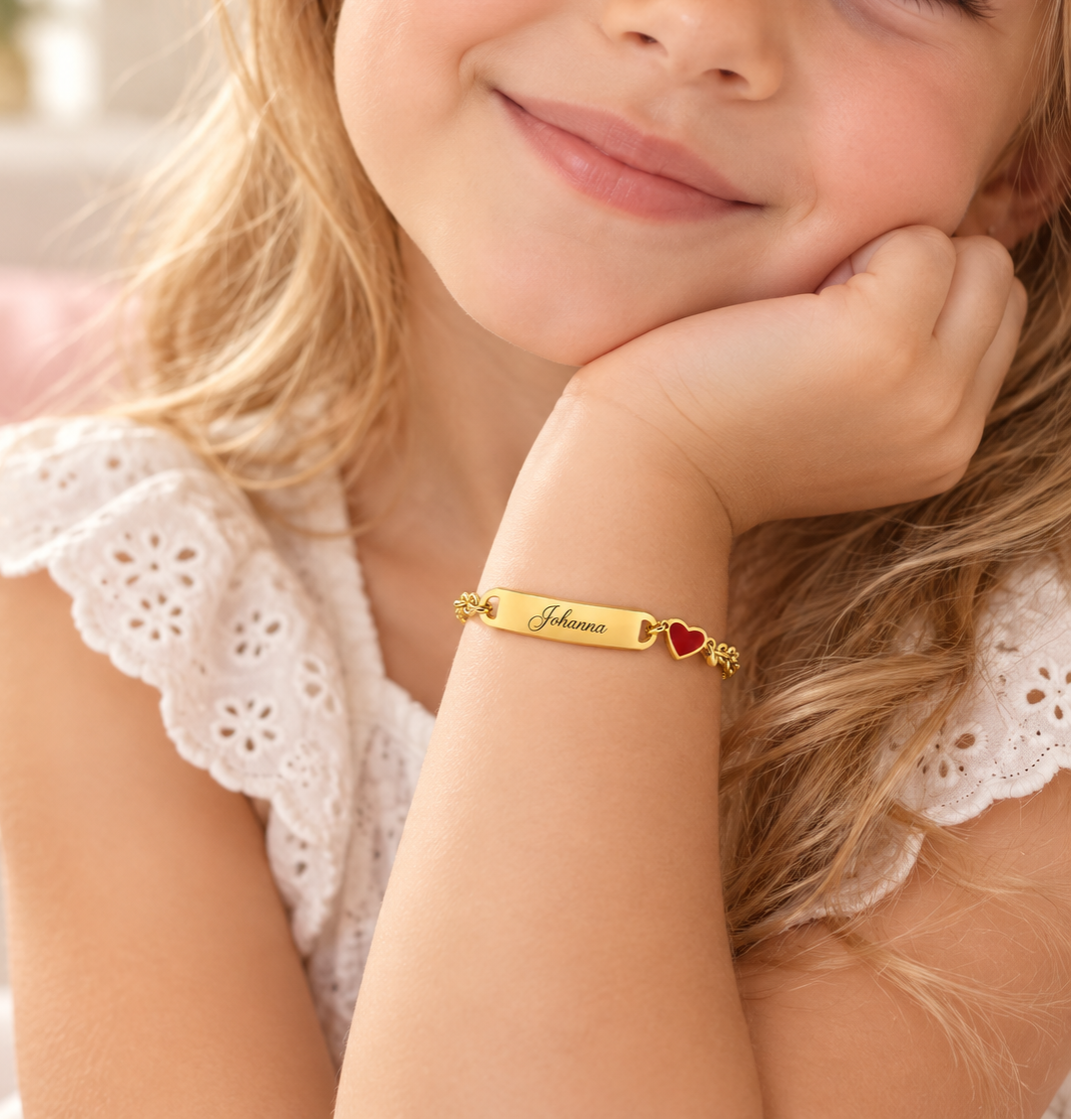 Bracelet prénom personnalisé fille avec cœur rouge – modèle Johanna doré porté