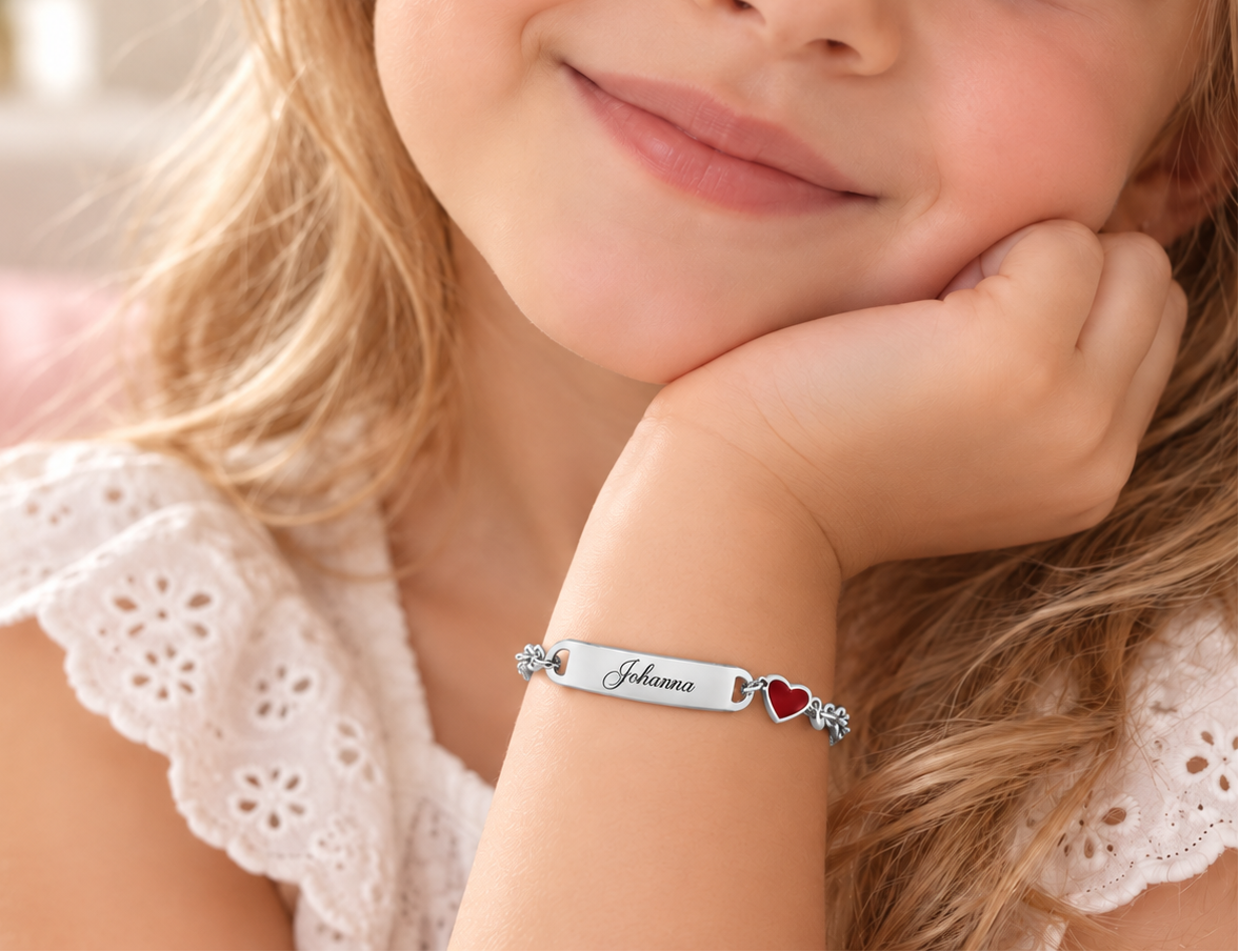 Bracelet prénom personnalisé fille avec cœur rouge – modèle Johanna argenté porté